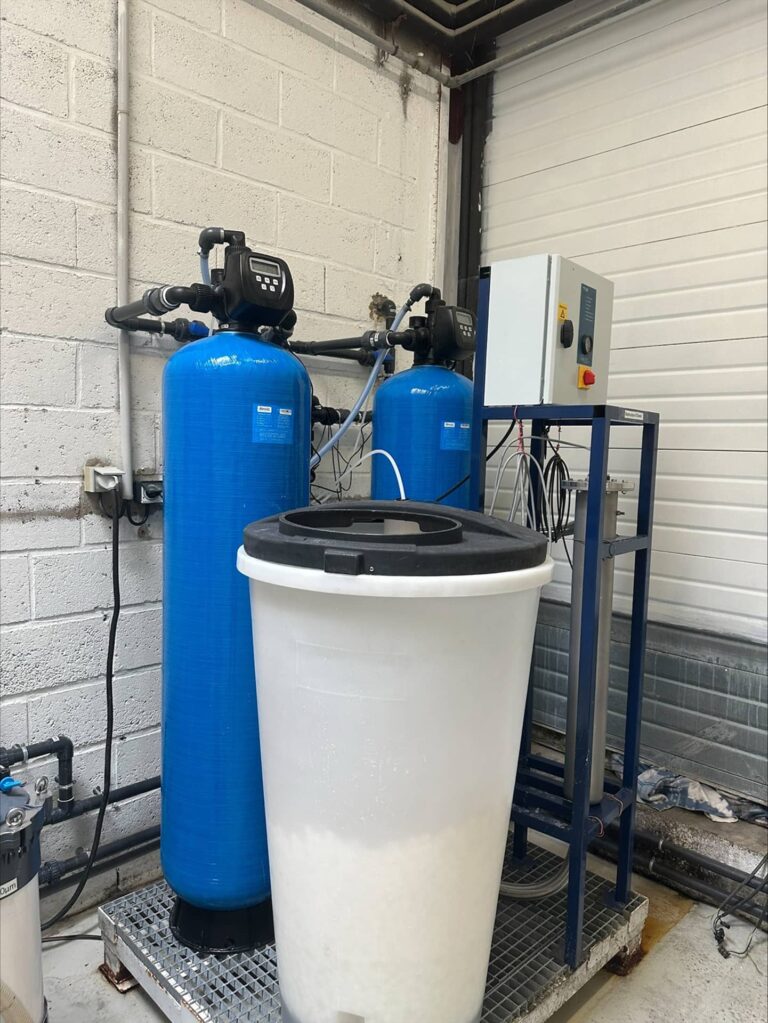 Adoucisseur industriel duplex de 10 mètres cubes par heure installé en Mayenne