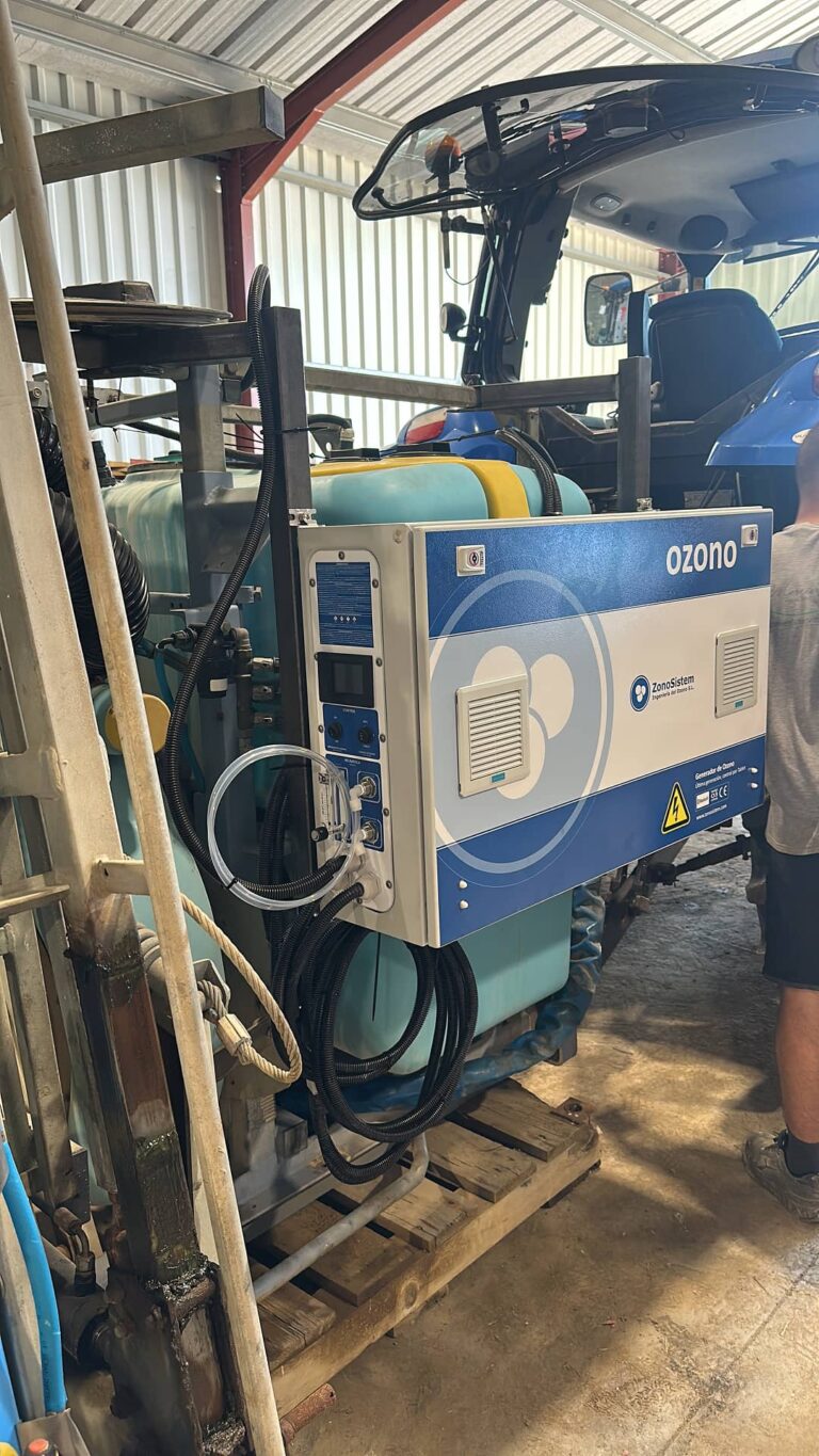 Générateur d’ozone installé sur un pulvérisateur agricole en Loire-Atlantique