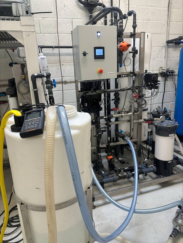 Osmoseur industriel en cours de nettoyage et de désinfection