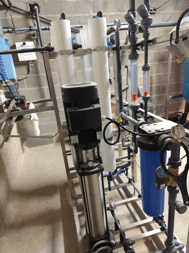 Osmoseur industriel avec membranes et pompe haute pression pour l’industrie chimique