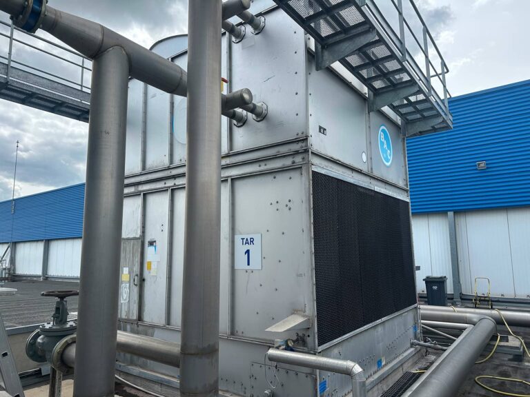Tour aéroréfrigérante industrielle équipée d’un circuit de traitement de l’eau