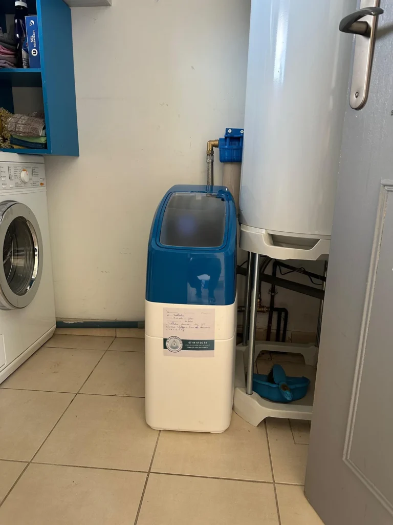 Adoucisseur installé près du chauffe-eau - Installation d’un adoucisseur chez un particulier à Gée