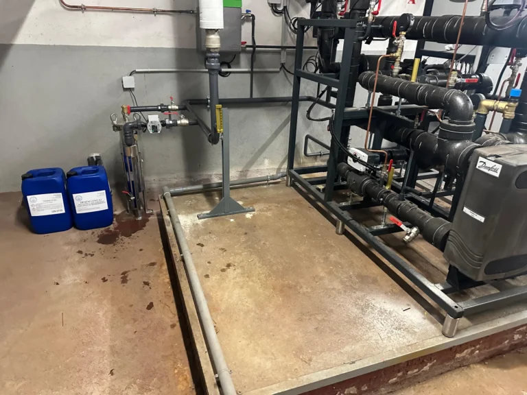 Vue d’ensemble des circuits sur le socle en béton - Désembouage du chauffage d’une résidence raccordée au réseau de chaleur d’Angers